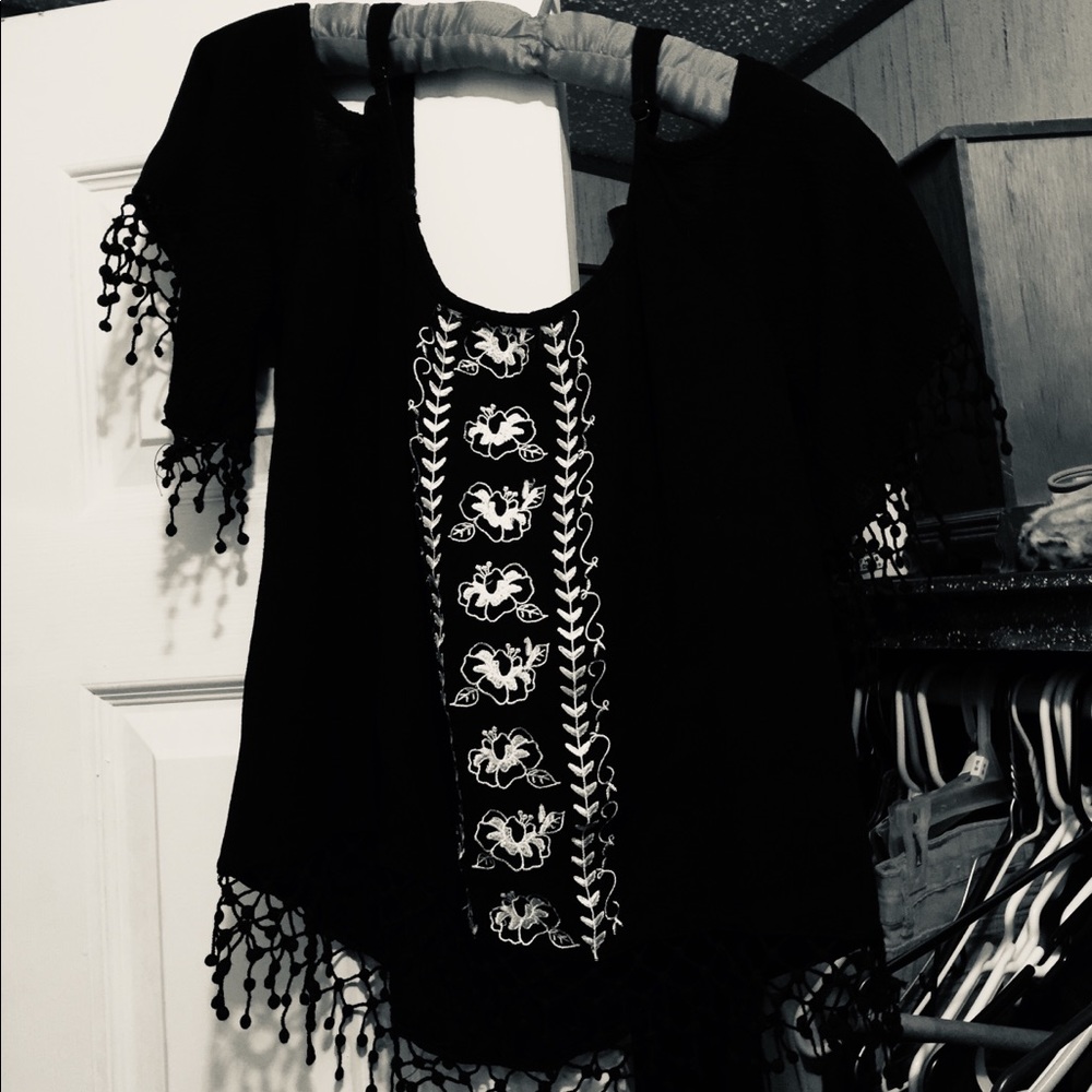 Rue 21  black/white Embroidered off the shoulders